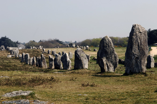 Les alignements mégalithiques du Ménec (Morbihan) en 2009.  Loin des théories farfelues ou des légendes  celtiques , les pistes actuelles des recherches sur les pierres dressées prennent davantage en compte les blocs eux-mêmes avant d'analyser leur éventuelle intégration à des ensembles complexes comme ici.