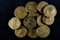 Sesterces en bronze du dépôt monétaire des Mesneux (Marne), 2010.  Enterré au IIIe s. de notre ère, le dépôt est constitué de 336 sesterces et 6 dupondii, pour un poids total de 8 kg. Les pièces ont toutes été frappées au IIe s., à partir du règne d'Hadrien jusqu'au début de celui de Septime Sévère. Au centre de la photo on peut reconnaître à sa légende une pièce frappée sous Commode. 