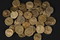 Sesterces de bronze du dépôt monétaire des Mesneux (Marne), 2010.  Le dépôt, riche de 336 sesterces et de 6 dupondii, a été constitué en une fois avec un comptage progressif pour atteindre une somme précise : la majorité des pièces a été frappée en 170-171 sous Marc-Aurèle ; l'iconographie révèle une surreprésentation des effigies féminines. 