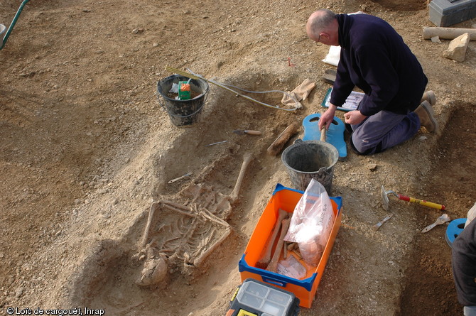Fouille d'une sépulture de la nécropole de Savasse (Drôme) datant du Bas-Empire (IVe et Ve s. de notre ère), 2010. 