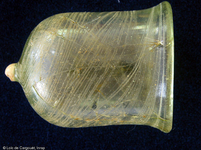 Gobelet campaniforme en verre à bouton terminal découvert dans une très riche tombe masculine du milieu VIe siècle de notre ère sur la commune de Saint-Dizier (Haute-Marne), 2002. 