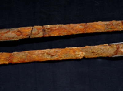Deux épées découvertes l'une dans la sépulture aristocratique n° 11, l'autre dans celle n°13 de la commune de Saint-Dizier (Haute-Marne) qui ont été datées du VIe s. de notre ère, 2002.  Longue de 90 cm environ, ces épées avaient été placées chacune contre l'épaule droite des défunts et étaient conservées dans leur fourreau en bois d'aulne.  