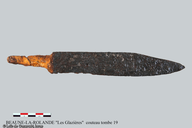 Couteau faisant partie de l'armement d'une sépulture découvert lors des fouilles de la nécropole  Les Glazières  à Beaune-La-Rolande en 2007. 