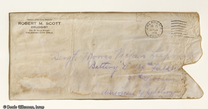 Enveloppe de la lettre au sergent Liepman datée de 1918. Fouille d'un site mérovingien à Messein (Meurthe-et-Moselle), 2004.  Elle porte le cachet de la poste d'Oklahoma city et un en-tête au nom de Robert M. Scott, pharmacien à Oklahoma city. Ce courrier est adressé au sergent Morres Vickers Liepman, Battery D 130th Field a, 35th Division American expeditionary. 