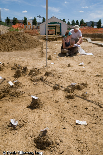 Numérotation du mobilier laissé en place avant le démontage. Fouille du site mésolithique (8200-7500 avant notre ère) rue Farman à Paris, 2008. 