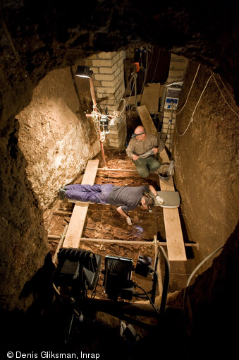 Conditions de fouille des niveaux osseux. Fouille de la catacombe des saints Pierre et Marcellin à Rome, 2008.  Entre 2005 et 2008, un programme de fouilles a été engagé permettant la mise au jour d'un nombre considérable d'ossements humains sur une épaisseur de près d'un mètre dans un secteur encore inexploré de la catacombe, ici la tombe X83.