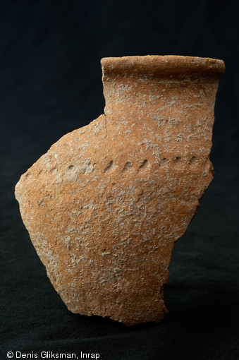 Fragment de céramique commune à décor d'impression, VIe-Ve s. avant notre ère. Fouille du site de la Cougourlude à Lattes (Hérault), 2010. 