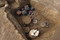 Tombe à incinération du dernier quart du Ier s. avant notre ère, Oisy-le-Verger (Pas-de-Calais), 2010.  Le mobilier funéraire est d'une grande richesse, associant des vases et de la vaisselle fine à quelques objets métalliques (notamment une puisette en bronze au centre de la photo, utilisée pour filtrer les boissons et associée à la pratique du banquet). La sépulture a été interprétée comme celle d'un auxiliaire gaulois de l'armée romaine. 
