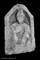 Stèle funéraire gallo-romaine en arkose (hauteur 74 cm, largeur 45 cm) de la nécropole de Pont-L'Évêque à Autun (Saône-et-Loire), 2004.  Le personnage est représenté en buste. Il s'agit d'une femme, reconnaissable au chignon très détaché et tiré vers le haut. Sa main droite est levée, tenant un gobelet. 