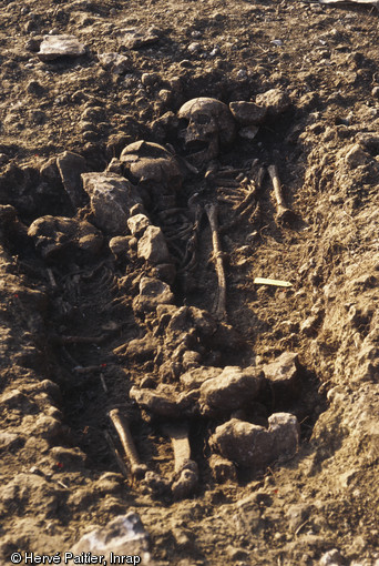 la nécropole d'Eterville (Calvados) illustre la continuité des pratiques  funéraires et cultuelles d'un site de la Plaine de Caen pendant près de 300 ans (VIe - IIIe s. avant J.-C.). 