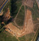 Décapage et sondages en cours sur un fossé interrompu du Bronze final, Lamballe (Côtes-d'Armor), 2006-2007.  La surface enclose avoisinne un hectare. 
