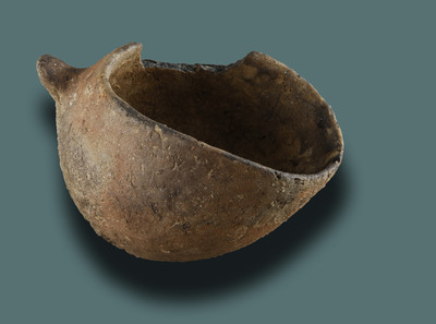 Ecuelle à ouverture ovalaire munie d'une languette de préhension, datée du Néolithique moyen, Lamballe (Côtes-d'Armor), 2006-2007.  Le vase mesure une dizaine de centimètres à l'ouverture. Il constitue un des indices de l'occupation du site au cours du Néolithique. 