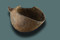 Ecuelle à ouverture ovalaire munie d'une languette de préhension, datée du Néolithique moyen, Lamballe (Côtes-d'Armor), 2006-2007.  Le vase mesure une dizaine de centimètres à l'ouverture. Il constitue un des indices de l'occupation du site au cours du Néolithique. 