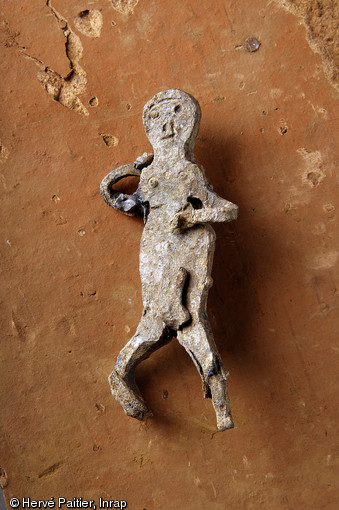 Cette Statuette antropomorphe en plomb, a été découverte à Piriac sur mer à l'emplacement d'une villa gallo-romaine en 2006.