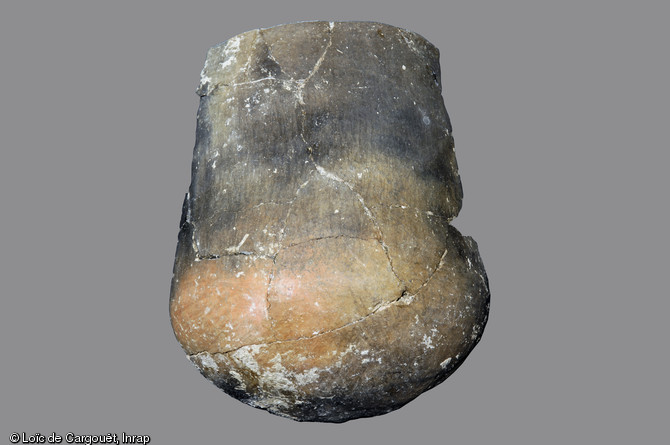 Marmite chasséenne de 25 cm de hauteur, découverte sur le site des Queyriaux (Puy-de-Dôme), 2011. 