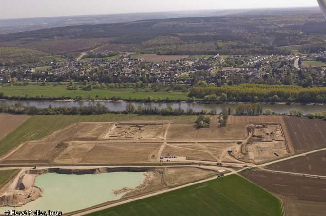 Le site d'Alizay (Eure) dans son environnement, 2011.  Le site occupe la rive droite de la Seine au niveau de l'actuelle confluence avec l'Eure : cette position dans un secteur souvent inondé a permis la très bonne conservation des vestiges. Des occupations allant du Paléolithique supérieur jusqu'à la fin de l'âge du Bronze ont été repérées. 