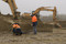 Décapage en cours sur le site d'Alizay (Eure), 2011.  L'opération de décapage vise à faire apparaître un maximum de structures archéologiques et de les marquer au sol. Une fois topographiées, elles seront fouillées. 