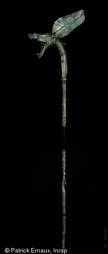 Avec ses 180 cm de haut et 2050 g, le carnyx restauré de Tintignac en Corrèze est la trompette de guerre la plus complète connue à ce jour sur l'ensemble du territoire celtique.  Restauration Materia Viva - support Marc Jeanclos