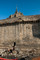Portion du mur de fortification du Mont-Saint-Michel (Manche) à l'emplacement de l'ancienne Tour Denis, 2011.  Les vestiges de cette dernière sont visibles au bas de la photo. Au dessus, les assises de pierre de taille mises en place à partir de 1732 qui ont entraîné la destruction de la tour. 