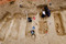 Relevé et dessin du profil du creusement d'une tombe du haut Moyen Âge, Allonnes (Eure-et-Loir), 2011.  A l'image de cette rangée de sépultures, la nécropole toute entière, utilisée entre les VIe et Xe siècles et riche de près de 3000 tombes, présente une organisation stricte en rangées. 