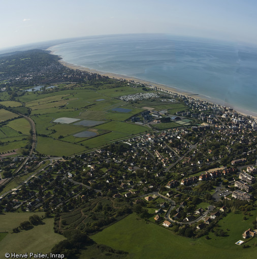 Le survol du littoral du Calvados et de ses estuaires a permis de repérer des traces archéologiques comme les anciennes pêcheries médiévales. 