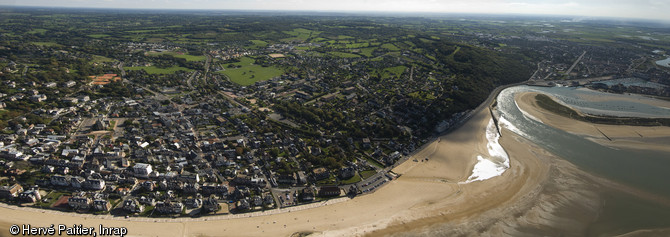 Le survol du littoral du Calvados et de ses estuaires a permis de repérer des traces archéologiques comme les anciennes pêcheries médiévales. 