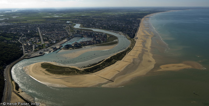 Le survol du littoral du Calvados et de ses estuaires a permis de repérer des traces archéologiques comme les anciennes pêcheries médiévales.