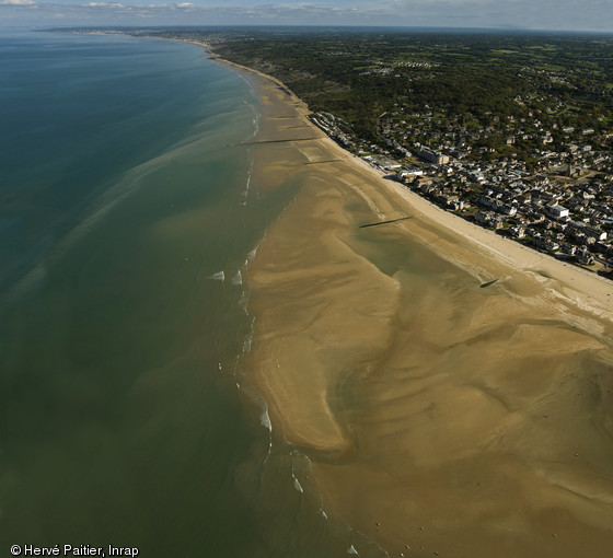 Le survol du littoral du Calvados et de ses estuaires a permis de repérer des traces archéologiques comme les anciennes pêcheries médiévales. 