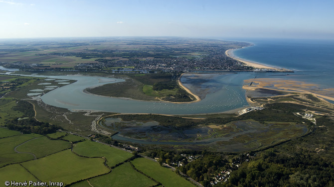  Le survol du littoral du Calvados et de ses estuaires a permis de repérer des traces archéologiques comme les anciennes pêcheries médiévales.  