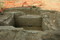 Cave du IIIe s. de notre ère, Famars (Nord), 2008.  La fouille a révélé de nombreux bâtiments qui se développent le long de deux axes perpendiculaires : une zone cultuelle et un atelier de bronzier ont été notamment mis en évidence. 