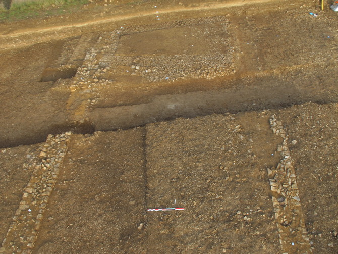 Fondations en pierre d'un bâtiment dont les niveaux de sols ont été conservés, IIe-IIIe s. de notre ère, Neuvy-Pailloux (Indre), 2010.