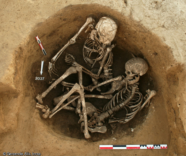 Inhumation double dans le remplissage supérieur d'un silo, 4000 avant notre ère, Gougenheim (Bas-Rhin), 2009.  Près de 44 individus - adultes et enfants - ont été repérés, faisant de Gougenheim l'ensemble funéraire le mieux documenté de la vallée du Rhin supérieur pour le Néolithique récent. 