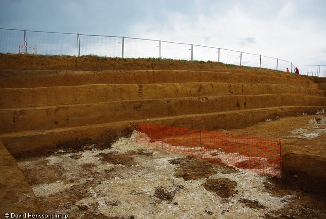 Vue des cinq mètres de sédiment au sud du gisement après la fouille de la zone, Étricourt-Manancourt (Somme), 2012.