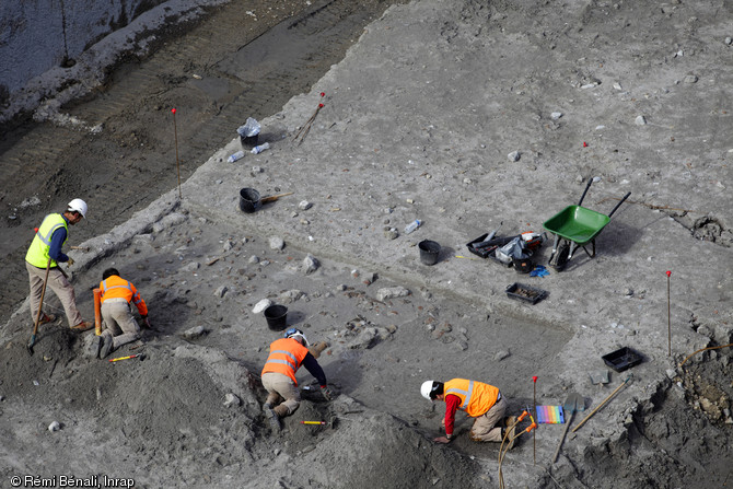 Fouille d'un niveau de dépotoir au fond du port antique d'Antibes (Alpes-Maritimes), 2012.Des milliers d'objets, déchets rejetés depuis les bateaux au mouillage ou pièces de cargaison perdues lors de transbordements, ont pu être exhumés.