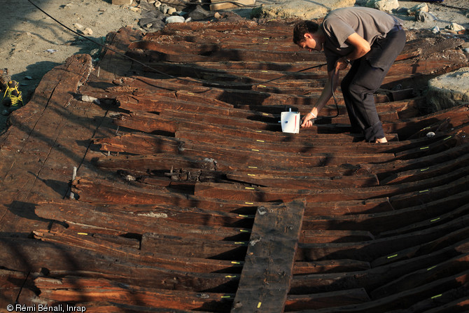 Relevé au scanner 3D de l'épave romaine par la société Sintégra, port antique d'Antibes (Alpes-Maritimes), 2012.Conservé sur plus de 15 m de long, le bateau a été retrouvé couché sur le flanc à un endroit peu profond, situé à moins de 1,60 m sous le niveau marin antique.