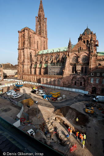 Les travaux de la place du Château à Strasbourg (Bas-Rhin) en août 2012 : au premier plan le terrassement d'une tranchée de 5 m de profondeur ; à l'arrière plan, au sud de la cathédrale, la zone de fouille.