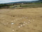 En blanc apparaissent les trous de poteaux formant l'ossature d'un bâtiment daté du Néolithique. L'alignement de fosses rectangulaires correspond aux traces laissées par un vignoble gallo-romain. Gevrey-Chambertin (Côtes-d'Or), 2008. 