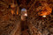 Vue d’ensemble du couloir menant à la salle principale d'un souterrain médiéval découvert à Sublaines (Indre-et-Loire), 2012. Quatre niches éclairent sa paroi. Au total, ce sont vingt niches destinées à abriter des lampes à huile qui ont été recensées dans le souterrain.  