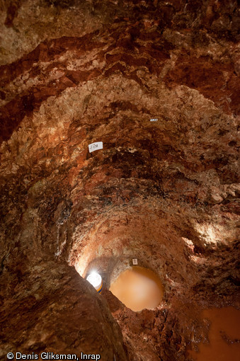 Vue de détail du puits creusé dans le calcaire d'un souterrain médiéval découvert à Sublaines (Indre-et-Loire), 2012.  Ce puits permettait l’approvisionnement en eau naturelle pour la consommation quotidienne des réfugiés.  