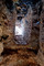 Marches et emplacement de la seconde porte défensive du souterrain médiéval découvert à Sublaines (Indre-et-Loire), encastrée dans le calcaire, 2012. En arrière-plan, la fin du coude menant à l’entrée. Ces dispositifs permettent de freiner d'éventuels assaillants.    