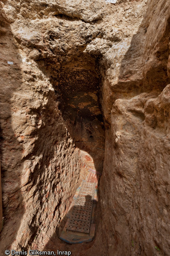 Entrée du souterrain médiéval découvert à Sublaines (Indre-et Loire), 2012. En haut à droite, l'encoche taillée dans le calcaire correspond au système de fermeture de la première porte.    