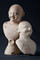 Statuettes en terre cuite gallo-romaines représentant Risus, personnage mythologique représenté sous la forme d’un enfant chauve arborant un sourire contraint, découvertes à Mesnil-Saint-Nicaise (Somme), 2012. 