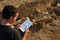Examen des ossements du mammouth par un archéozoologue, Changis-sur-Marne), 2012.