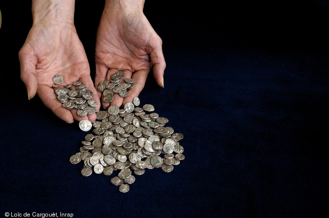 Une partie du dépôt monétaire de Bassing (Moselle) découvert en 2010.Ces imitations gauloises de quinaires romains pourraient correspondre aux fonds d'un chef médiomatrique destinés à régler la solde de sa troupe.