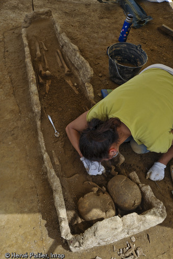 Sarcophage en cours de fouille, VIIe s., La Mézière (Ille-et-Vilaine), 2012.Les deux crânes présents à l'intérieur du sarcophage témoignent d'une phase de réduction.