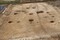 Vue partielle d'une maison néolithique en cours de fouille, La Mézière (Ille-et-Vilaine), 2012.Cette construction sur poteaux présente des dimensions impressionnantes : 50 m de long, 12 m de large, soit une superficie au sol de près de 600 m2.  