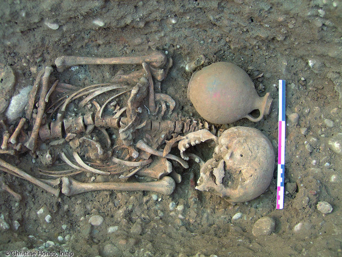 Vue de détail d'une sépulture avec dépôt de mobilier, Bas-Empire, Valence (Drôme), 2007.Au total, 46 sépultures datées entre la fin du IIIe s. et le début du Ve s. ont été fouillées.