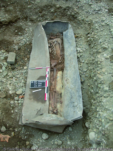 Sarcophage en plomb daté du Bas-Empire, Valence (Drôme), 2007.Composé d'une cuve et d'un couvercle en feuille de plomb, ce sarcophage était placé à l'intérieur d'un cercueil cloué.