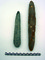 Détail du dépôt sépulcral accompagnant l'amputé néolithique de Buthiers-Boulancourt (Seine-et-Marne), 2005.Il est constitué d'une hache en schiste, à gauche, et d'un grand pic en silex, à droite. Ces outils sont exceptionnels dans une sépulture du début du Ve millénaire avant notre ère.