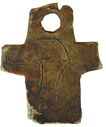 Pendentif en plomb en forme de croix chrétienne, fin du XIXe s., Sinnamary (Guyane), 2005.